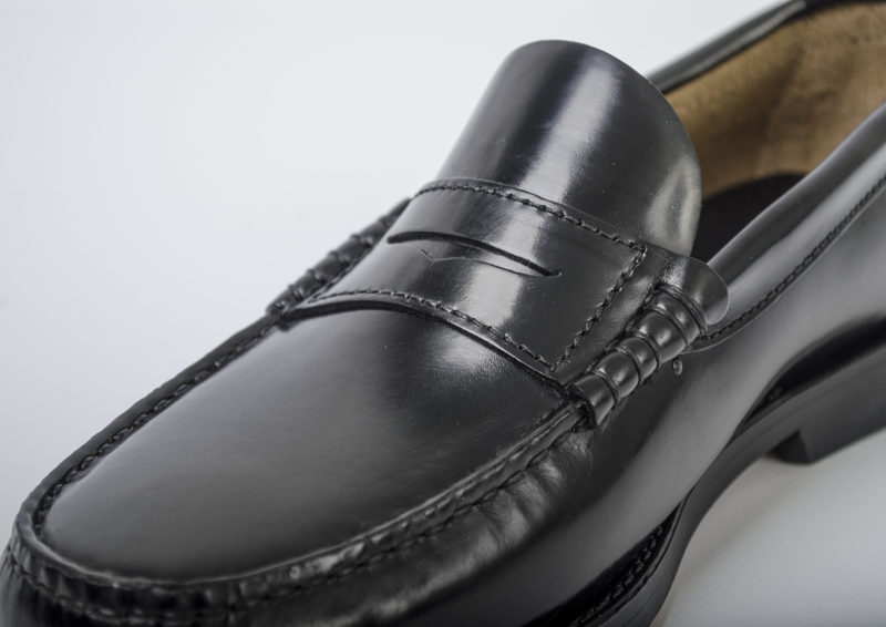 Vista detalle de modelo de zapato mocasín clásico para hombre hecho en piel natural artesanalmente en España